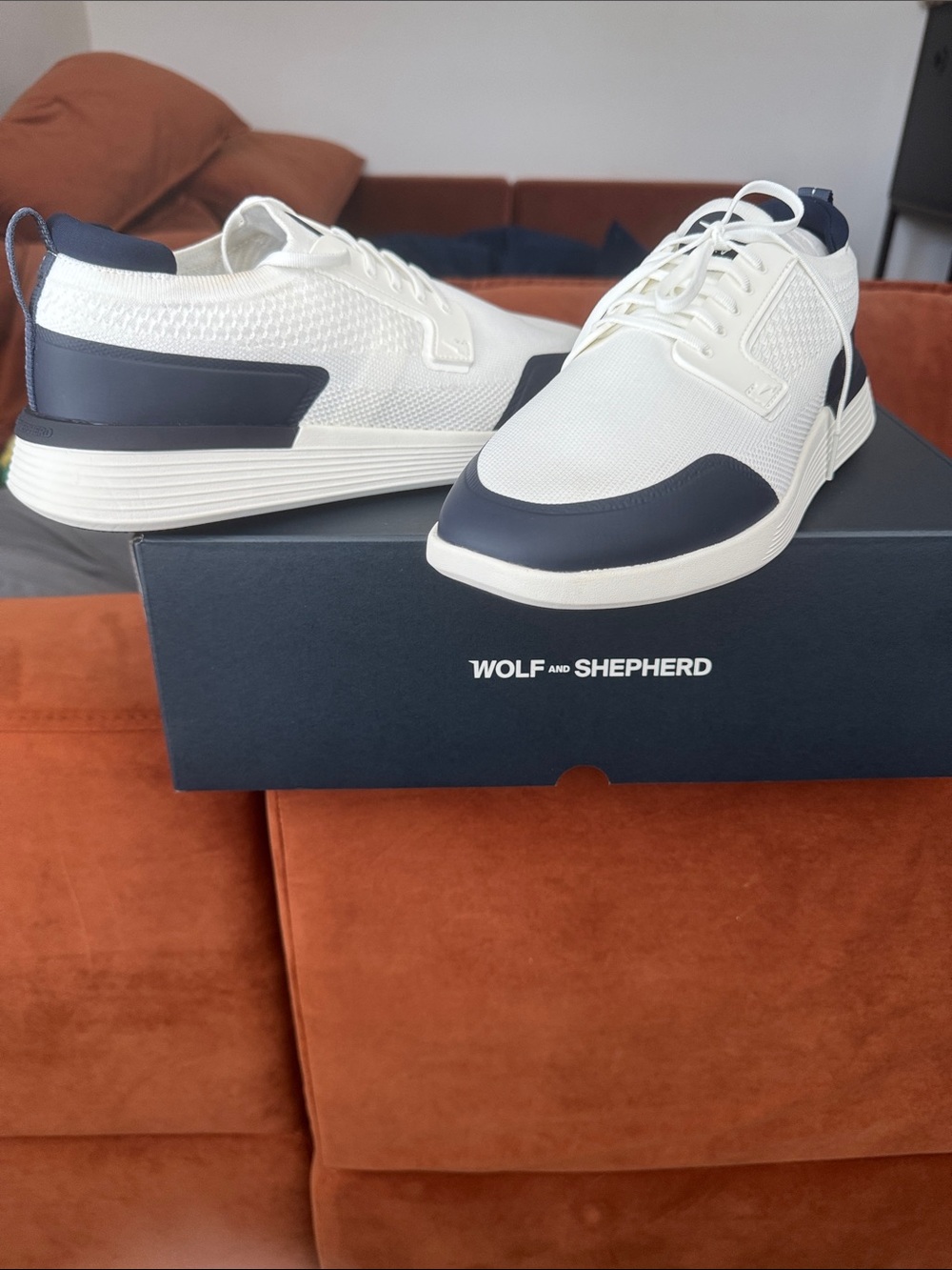 Wolf & Shepherd Men's White and Navy Lightweight Knit Sneakers